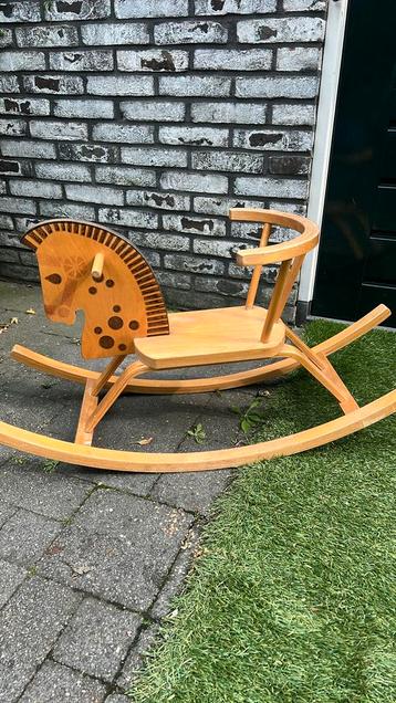 Hobbelpaard t.e.a.b. beschikbaar voor biedingen