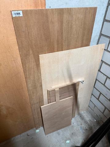 Gratis: diverse platen hout beschikbaar voor biedingen