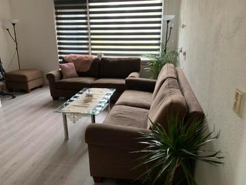 2 stevige bankstellen (2-zits + 3-zits) + hocker