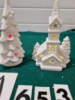 Kerstbeelden kerk en boom met verlichting , [a653], Diversen, Kerst, Ophalen of Verzenden