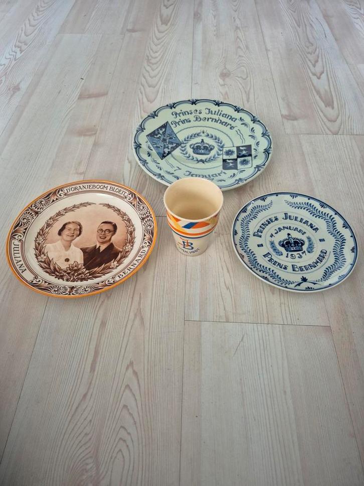 Koninklijk Huis Huwelijk Borden + Beker (beschadigd), Antiek en Kunst, Antiek | Keramiek en Aardewerk, Ophalen
