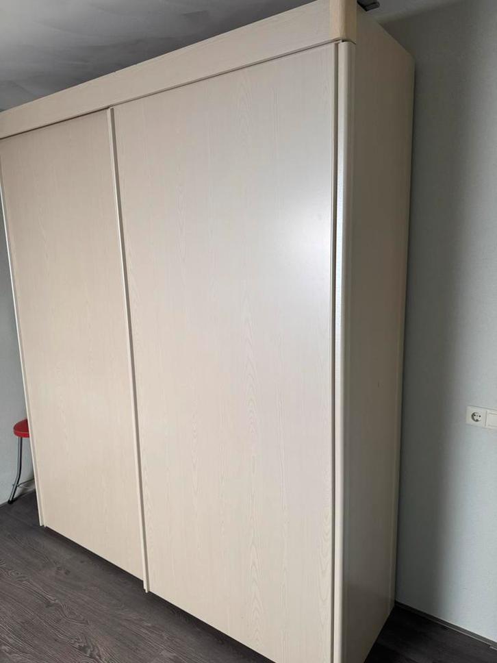 Nette kledingkast (236x202x63cm) met kleine beschadigingen, Huis en Inrichting, Kasten | Kledingkasten, Gebruikt, 200 cm of meer