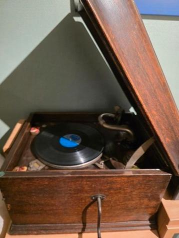 Te koop antieke werkende platenspeler. beschikbaar voor biedingen