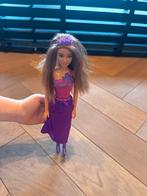 Barbiepop met paarse jurk en hakjes, Kinderen en Baby's, Speelgoed | Poppen, Ophalen, Zo goed als nieuw, Barbie