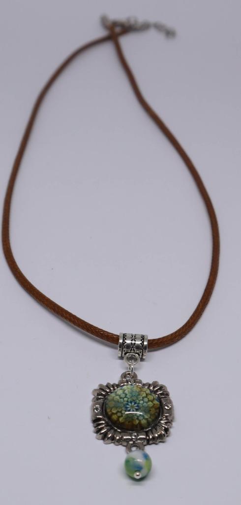 Bruine Leatherlook ketting met mandala hanger en jade kraal, Sieraden, Tassen en Uiterlijk, Kettingen, Nieuw, Overige kleuren