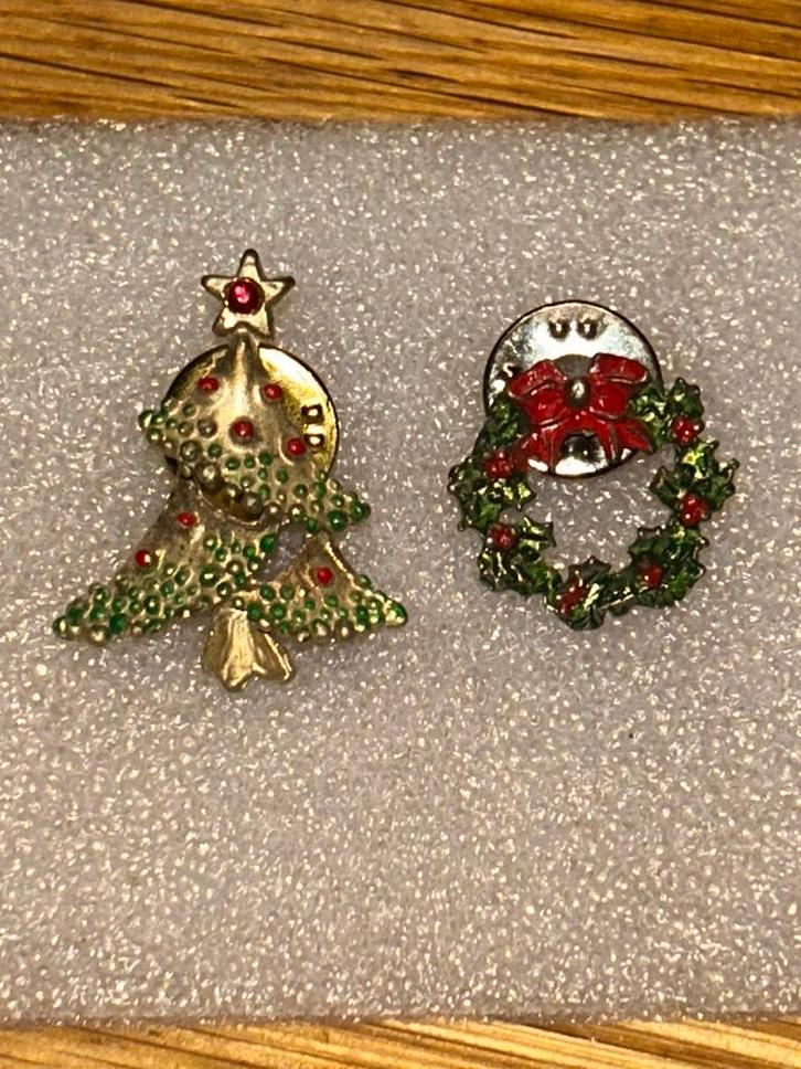 Kerstboom en krans pins, Verzamelen, Speldjes, Pins en Buttons, Zo goed als nieuw, Speldje of Pin, Overige onderwerpen, Ophalen of Verzenden