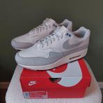Air max 1 safari "summit white" maat 44,5, Wit, Nike, Nieuw, Ophalen of Verzenden