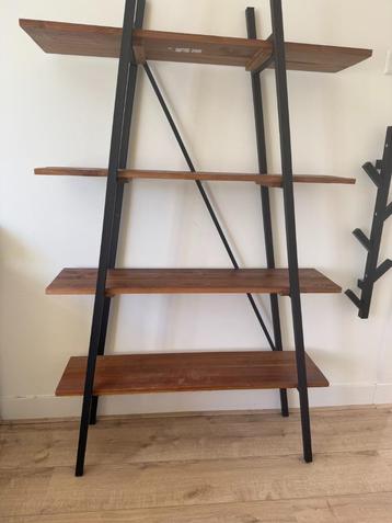 Design kast beschikbaar voor biedingen