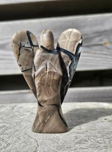 Gave vulkaanagaat engel beschikbaar voor biedingen