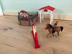 Paardenstal met 2 paarden, ruiter en hindernis, Verzamelen, Speelgoed, Ophalen of Verzenden, Zo goed als nieuw