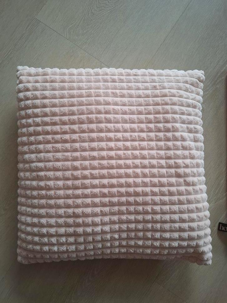 Zachtroze sierkussen - Vierkant, Huis en Inrichting, Woonaccessoires | Kussens, Zo goed als nieuw, Roze, Vierkant, Ophalen of Verzenden