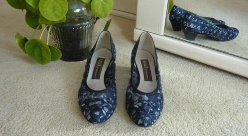 Vintage Bally Suisse blauw geborduurde materiaal 6,5 E, Kleding | Dames, Schoenen, Gedragen, Schoenen met lage hakken, Blauw, Ophalen of Verzenden