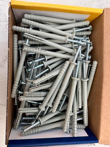 Kunststof pluggen met schroeven (6x70 mm) beschikbaar voor biedingen