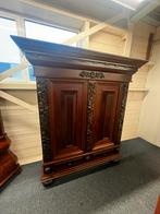 Antieke noten-houten Linnenkast met prachtig Houtsnijwerk, Antiek en Kunst, Antiek | Meubels | Kasten, Ophalen of Verzenden