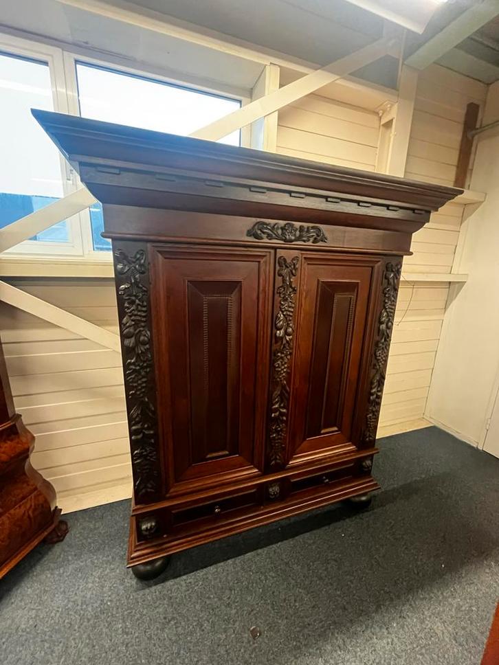 Antieke noten-houten Linnenkast met prachtig Houtsnijwerk, Antiek en Kunst, Antiek | Meubels | Kasten, Ophalen of Verzenden