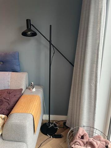 Mooie Staande Lamp - Stijlvol Design beschikbaar voor biedingen