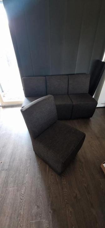 4 Moderne Donkergrijze Tafelstoelen – Comfort & Stijl in Één beschikbaar voor biedingen