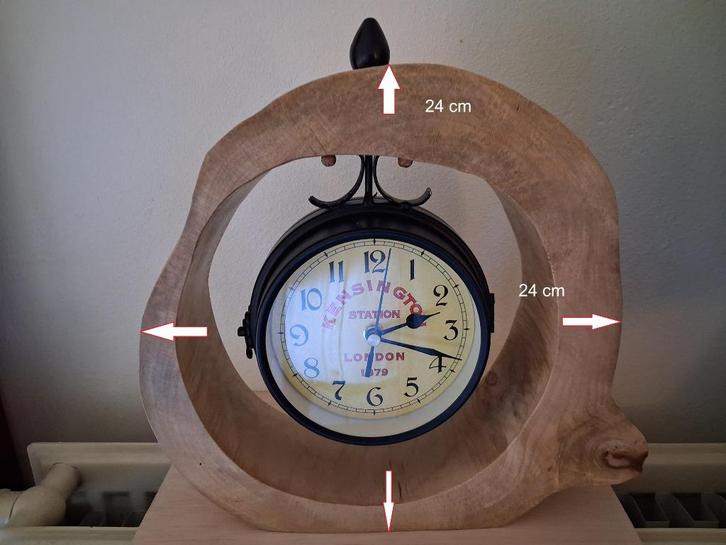 Dubbelzijdige stationsklok in boomschijf 8 cm dik., Huis en Inrichting, Woonaccessoires | Klokken, Nieuw, Staande klok, Analoog