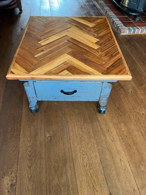 Mooie unieke industriële salontafel met teak visgraat blad, Huis en Inrichting, Tafels | Salontafels, Gebruikt, Minder dan 50 cm