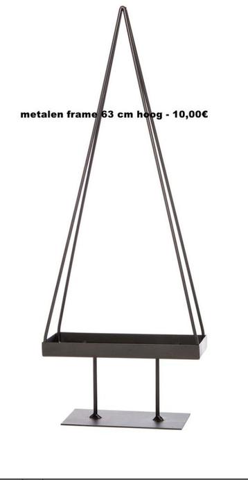 Piramide op voet metaal H 63 cm zwart beschikbaar voor biedingen