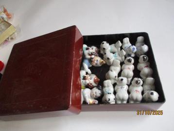 porseleyn chineese figuren 15  stuks in lakdoos. beschikbaar voor biedingen