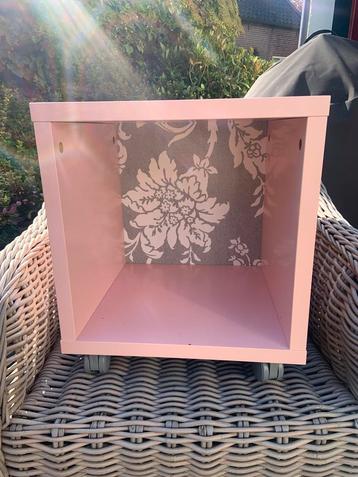 Roze Nachtkastje op Wieltjes