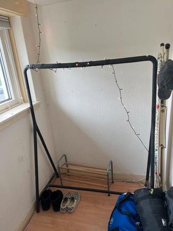 Zwart kledingrek beschikbaar voor biedingen