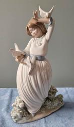 Lladro meisje met duif, Ophalen of Verzenden, Zo goed als nieuw, Mens