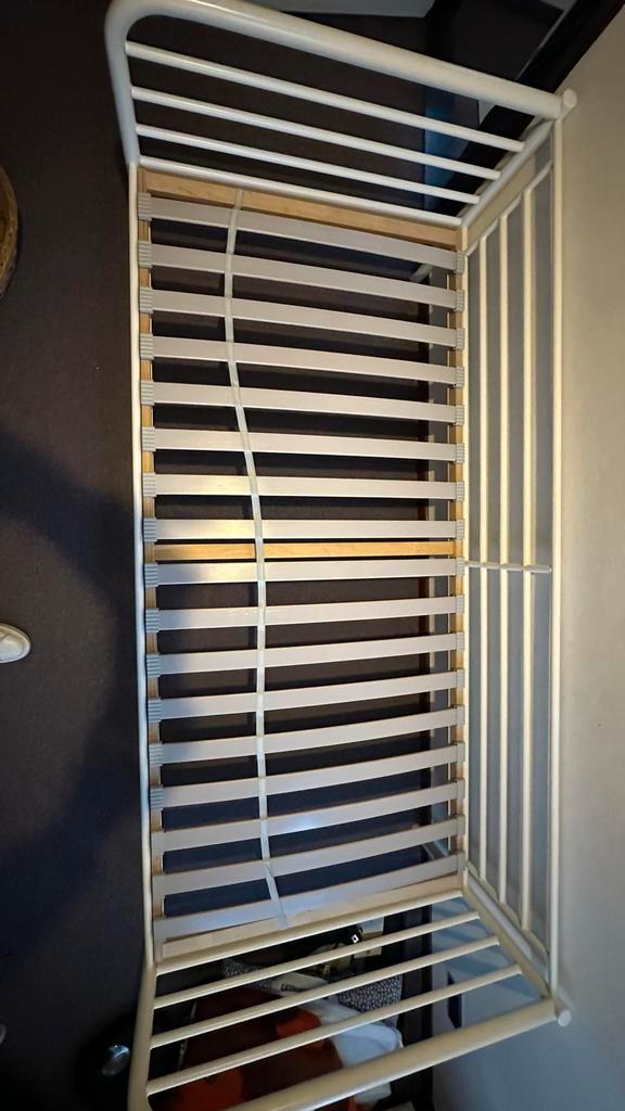 IKEA Bed + Matras (Zo Goed Als Nieuw), Huis en Inrichting, Slaapkamer | Bedden, Zo goed als nieuw, Eenpersoons, 90 cm, 200 cm
