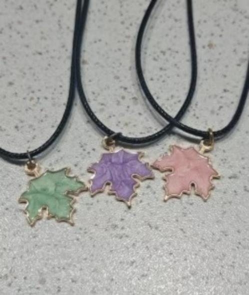 Mooi Gekleurde esdoornbladen aan ketting "nieuw", Sieraden, Tassen en Uiterlijk, Kindersieraden, Nieuw, Ketting, Ophalen of Verzenden