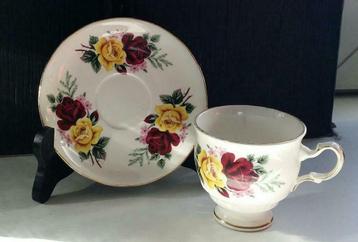 Nostalgische kop en schotel queen anne beschikbaar voor biedingen