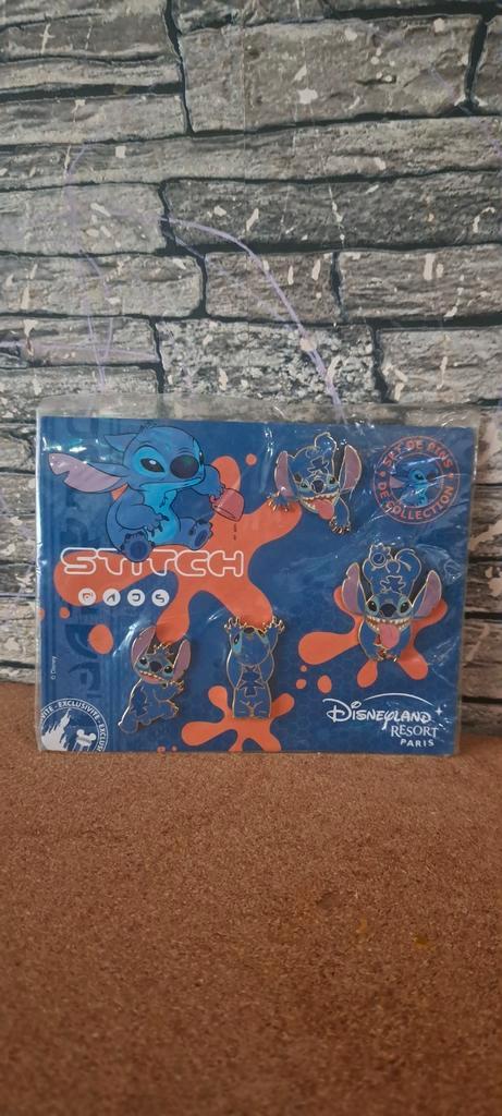 Disney Stich set van 4 pins orginele verpakking, Verzamelen, Disney, Nieuw, Overige figuren, Ophalen