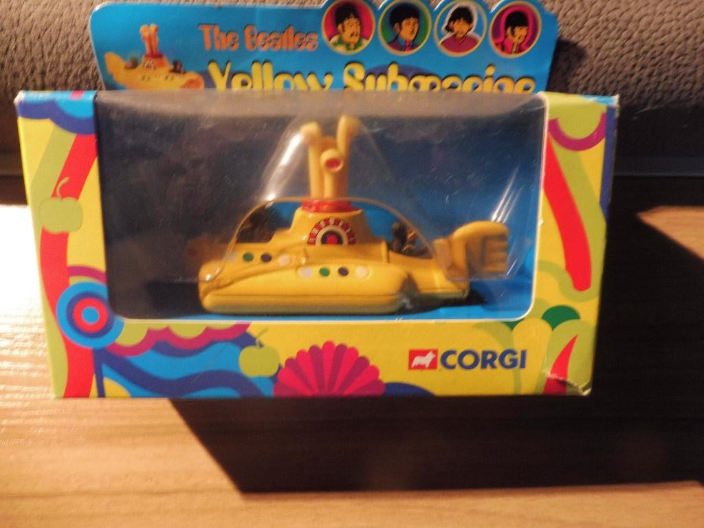Beatles - Corgi Yellow Submarine 1:43 in doos, Ophalen of Verzenden, Zo goed als nieuw, Auto, Corgi