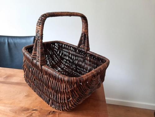 Leuke rieten mand rotan met hengsel lectuurmand donkerbruin, Huis en Inrichting, Woonaccessoires | Schalen en Manden, Zo goed als nieuw