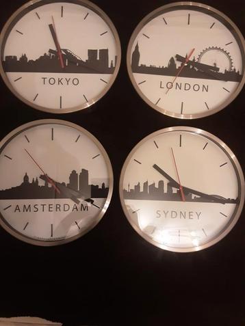 4x Wandklokken - Wereldsteden beschikbaar voor biedingen