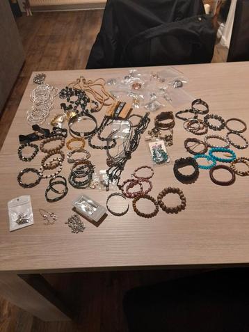 Veel sierraden  beschikbaar voor biedingen