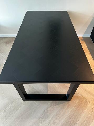 Eikenhouten eettafel met visgraat patroon beschikbaar voor biedingen