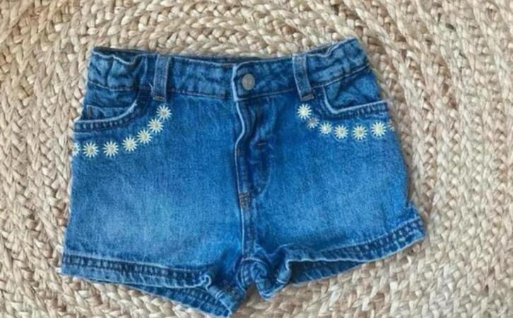 Kort broekje short maat 104, Kinderen en Baby's, Kinderkleding | Maat 104, Zo goed als nieuw, Meisje, Broek, Ophalen of Verzenden
