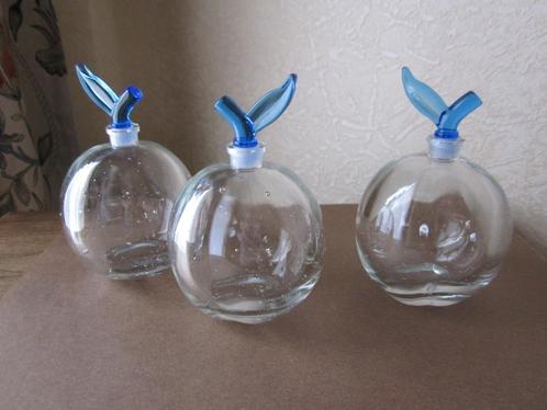 Drie dikwandige appelvormige glas flacons -, Verzamelen, Overige Verzamelen, Zo goed als nieuw, Verzenden