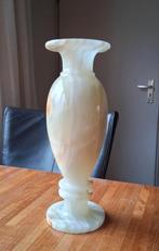 Witte vaas Albast, 30 cm hoog, Huis en Inrichting, Steen, Wit, Ophalen of Verzenden, Zo goed als nieuw