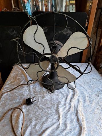 Oude ventilator zwart  beschikbaar voor biedingen
