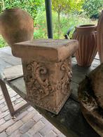 Terra cotta kleur sokkel met barok decoratie, Ophalen of Verzenden, Gebruikt