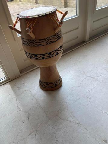 Djembe een mooie hout bewerkte djembe  beschikbaar voor biedingen