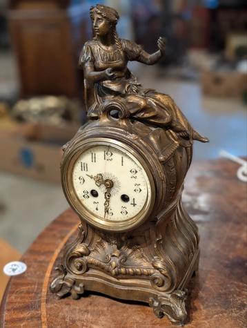 Antieke Franse pendule. €70.  35 cm hoog  beschikbaar voor biedingen