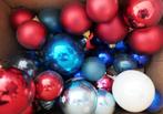 Doos kerstballen rood, blauw en wit, Diversen, Kerst, Ophalen, Zo goed als nieuw