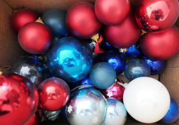 Doos kerstballen rood, blauw en wit beschikbaar voor biedingen
