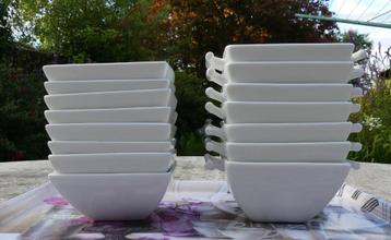 Nieuw Young Squito Servies  beschikbaar voor biedingen