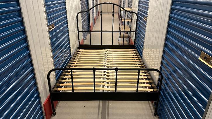 IKEA SAGSTUA metalen bedframe – 140  200 cm – compleet, Huis en Inrichting, Slaapkamer | Bedden, Zo goed als nieuw, Tweepersoons