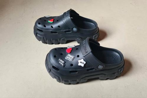 Platform Crocs van Double Mega Klompen met Charms Maat 38-39, Kleding | Dames, Schoenen, Zo goed als nieuw, Slippers, Zwart, Ophalen of Verzenden