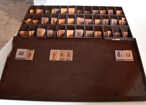 bakelieten letterdoos, Antiek en Kunst, Antiek | Speelgoed, Ophalen of Verzenden